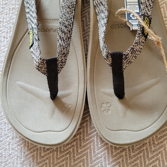 KEEN Harvest Flip Flop Black and Cream Web - Picture 6 of 7